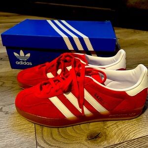 Adidas Gazelle color red woman size 9us or 40 international